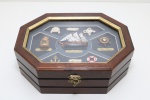 Caixa porta jóias em madeira com tampa decorada com motivos maritimos. Med. 10x28x21 cm.