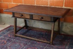 Antiga mesa de encostar, cavalete em madeira nobre (vinhático com molduras e acabamentos em jacarandá), 2 gavetas frontais . Med. 73x150x73 cm. Marcas do tempo e de uso.