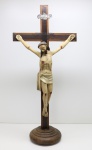 ARTE SACRA - Cruz em jacaradá com Cristo crucificado, esculpido em madeira nobre policromada e chapa em prata de lei com as incrições INRI. Med.59x28 cm e Cristo 37x26 cm.