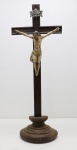 ARTE SACRA - Cruz em jacaradá com Cristo crucificado, esculpido em madeira nobre policromada e chapa em prata de lei com as incrições INRI. Med.50x18 cm e Cristo 16x16 cm. Faltam dedos.