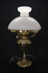 Lindo abajur de mesa confeccionado em metal dourado, com cúpula em opalina. Medida: 45x25 cm.