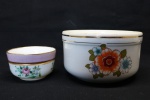 Lote de 2 bowl, sendo 1 em cerâmica e 1 em porcelana branca decorado com flores. Med. 8x14 cm e 5x8,5 cm.
