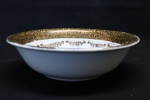 PORCELANA EUROPÉIA - Bowl em porcelana da Bavária com borda pintada a prata decorada com motivos vegetalistas. Med. 5x16 cm.