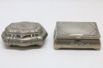 DIVERSOS - Lote de 2 porta jóias em metal lavrado. Med. 3x9x6 cm e 4x9x6 cm.