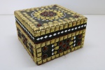 DIVERSOS - Caixa porta jóias, com aplicações diversas. Med. 12x14x14 cm.