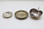 METAL - Lote de diversas peças em metal espessurado a prata, sendo 4 copinhos, 4 peças diversas e 6 porta copos. Maior 18 cm e menor 4 cm.