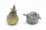 COLECIONISMO - Lote de 2 caixinhas miniaturas, representando abacaxi e tartaruga. Ambas em metal com aplicações.