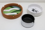 Lote de 3 cinzeiros diversos. Med. 14 cm e menor 7 cm.