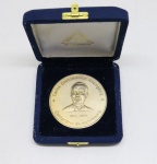 NUMISMATICA- Lote de medalha comemorativa 'Centenário Grandmasson Rheingantz * 1915-2015*. Med.7 cm.