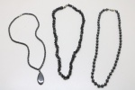 BIJUTERIAS - Lote de bijuterias, composta de: Três colares em pedras negras.