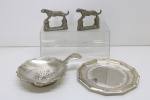 METAL - Lote de 4 peças, sendo 2 representando leopardos, 1 coador de chá e 1 pratinho. Todas em metal espessurado a prata.