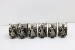 COLECIONISMO - Conjunto de 6 portas guardanapos em metal decorado com "Menina" de chumbo. Med. 6 cm.