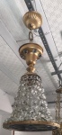 Lindo lustre em metal dourado com correntes em cristal, parte inferior decorada com lindo vitral floral multicolorido. Med. 65x24 cm.