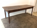 Linda mesa de madeira nobre, tampo rústico ripado e pés torneados. Med. 80x213x83 cm.