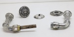 DIVERSOS - Par de maçanetas em bronze espessurado a prata, 2 entradas de chaves e 1 puxador.