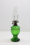 Antigo lampião em vidro verde e manga incolor. Alt 28 cm.