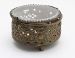 Antiguissíma caixa porta jóias em metal com tampa bisotada, fundo em couro. Med. 4x6.5 cm.