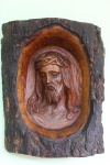 Arte Sacra - Rosto de Jesus Cristo entalhado em tronco de madeira. Med. 44x35x12 cm.