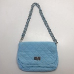 Bolsa em tom azul claro, alça com corrente em metal prateado. Med. 23x16 cm.