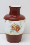 Vaso em cerâmica esmaltada com decoração floral. Alt. 17 cm.