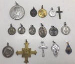 ARTE SACRA - Lote de 16 medalhinhas de santos diversos.