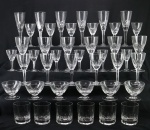 CRISTAL - Lote de 42 taças em cristal decoradas com lapidação dedão, sendo 6 fluts, 6 taças água, 6 taças vinho tinto, 6 taças vinho branco, 6 taças champanhe, 6 taças licor e 6 copos whisky. Maior 20 cm e menor 8 cm.