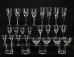 CRISTAL - Lote de 28 taças em cristal decoradas com lapidação dedão, sendo 4 fluts, 4 taças água, 4 taças vinho branco, 4 taças champanhe, 4 taças licor, 4 taças vinho do porto e 4 copos whisky. Maior 20 cm e menor 8 cm.