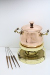 Panela pra fondue com trempe, panela de cobre com pega e pega da tampa de madeira, trempe de metal amarelo. Altura 26 cm.