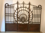 Belo portão em ferro com 3 seguimentos e rica decoração. Dois deles com 205x78 cm e um com 205x74 cm.