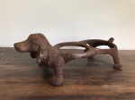 FER FORGE - Suporte para cuias de alimentação para cães raças pequenas, em formato de basset. Med. 14x43x22 cm.