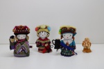 BIBELOS - Lote de 3 bonecas orientais, feitas artesanalmente e um Hotei em resina. Maior 13 cm e 6 cm.
