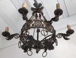 Antigo lustre estilo colonial com 6 braços para luzes em ferro batido. Será necessário nova instalação elétrica. Med. 80x88 cm.