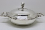 METAL ESPESSURADO A PRATA (WOLFF) - Linda terrina em metal espessurado a prata contrastada PRATA 90, com borda lavrada em rosas, tampa com pegador em formato de pinha. Med. 31x21 cm.