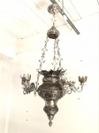 Magnifico lustre em metal espessurado a prata, estilo lampadário, com 6 braços. Alt. 95 cm.