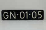 Placa decorativa, antiga, original, GN - 01 - 05, alto relevo, apresenta desgastes. Med. 11X43 cm.