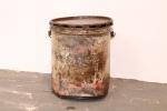 COLECIONISMO - Antiga galão/balde de óleo em lata. Med. 36x31 cm. Amassados e desgastes.