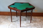 Mesa para Poker em formato pentagonal. Med. 102 cm. Pés retrateis.