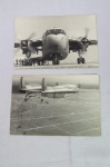 Lote com 02 Fotografias Originais de Avião da Força Aérea Brasileira em solo embarcando Paraquedistas e os mesmos saltando (foto aérea). Medem 18 x 12 centímetros.