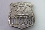 Distintivo / Insígnia / Emblema da Polícia da Cidade de Nova Iorque (CITY OF NEW YORK POLICE), numerado.