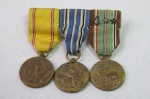 Barrete com Três miniaturas de Medalhas Americanas - Segunda Guerra Mundial.
