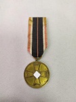 Medalha Alemã - MÉRITO CIVIL, Segunda Guerra Mundial. `Este item não Promove ou glorifica violência ou intolerância racial. Está à venda apenas para fins de preservação da memória histórica. A organização do leilão não faz apologia a quaisquer movimentos políticos ou ideológicos, e repudia qualquer ideologia de cunho racista.`