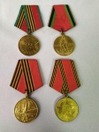 Lote com 04 (quatro) Medalhas Soviéticas, comemorativas ao final da Segunda Guerra Mundial, datadas de 1965, 1985, 1995 e 2005. 