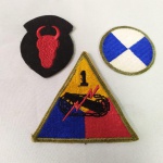 Lote com 03 PATCHES AMERICANOS, Segunda Guerra Mundial (Divisão Blindada e Divisão de Infantaria)