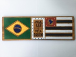 MILITARIA - Reprodução de placa PELA LEI E PELA ORDEM em 1932. Peça única! 50x18 cm em madeira.