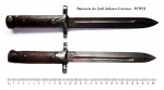 MILITARIA - Baioneta do fuzil Carcano, usada na Segunda Guerra Mundial. Essa baioneta era, originalmente, do raro modelo dobrável, que durante a Segunda Guerra foi soldada na empunhadura, perdendo o característico movimento da lâmina, devido a falta de praticidade deste modelo dobrável. Peça em muito bom estado de conservação, porém sem a bainha metálica. Mede 28,5 cm de comprimento.