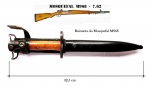 Militaria - Baioneta do Mosquefal M969 (modelo 1968). Baioneta em excelente estado de conservação, incluindo, bainha, oxidação original da lâmina e talas de madeira. A baioneta mede 30,0 cm (sem a bainha) e 16,5 cm de lâmina.