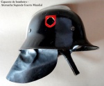 Militaria - Capacete de bombeiro do período nazista alemão (anos 30 até a Segunda Guerra Mundial). Peça em muito bom estado de conservação, completo, incluindo carneira e nuqueira de couro. O decal nacional alemão foi raspado na época, ele está como é mostrado na foto (não houve censura na foto). O decal da força policial também está como o mostrado na foto. Peça com excelente preço inicial, menos de US$ 400,00. Peça de coleção. "Este item não Promove ou glorifica violência ou intolerância racial. Está à venda apenas para fins de preservação da memória histórica. A organização do leilão não faz apologia a quaisquer movimentos políticos ou ideológicos, e repudia qualquer ideologia de cunho racista."