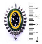 Militaria - Emblema de boina do Exército brasileiro. Modelo relativamente antigo, ainda em esmalte. O emblema apresenta ligeiro dano no esmalte (foto). O emblema mede 4,6 cm de comprimento máximo.