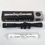 MIRA TELESCÓPICA ou LUNETA RIFLESCOPE para espingardas calibre .22, sem marca aparente, na caixa original que mede 23 cm de comprimento. Características da lente: 4 x 20 / RF4X20C.