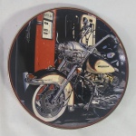 Harley Davidson - Lindo prato de porcelana edição limitada fabricado pela Franklin Mint - Heritage Softail Classic - Mede aproximadamente 21cm de diâmetro, acompanha suporte de madeira.